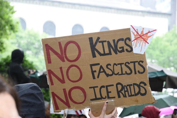 14 de junho de 2025, %G: (novo) "no kings nationwide day of defiance" demonstrou ser um dia nacional de protestos e manifestações em todos os Estados Unidos. 14 de junho de 2025, cidade de Nova York, Nova York, EUA. Os manifestantes se reuniram em cidades