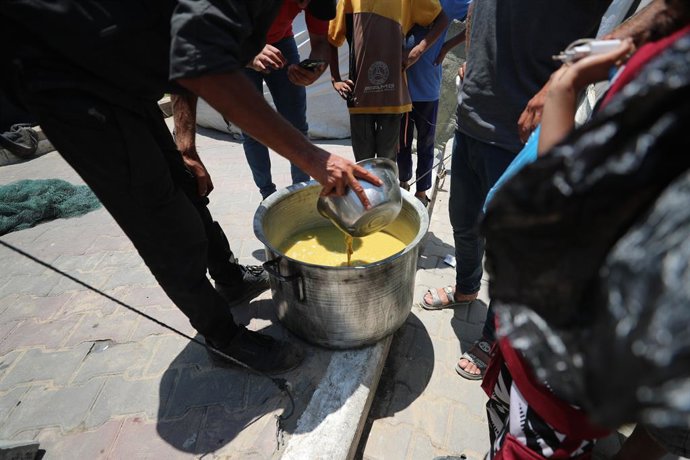 11 de junho de 2025, Cidade de Gaza, Faixa de Gaza, Território Palestino: Palestinos esperam por alimentos em um ponto de distribuição na Cidade de Gaza, em 11 de junho de 2025. Israel tem enfrentado uma crescente condenação por causa da crise humanitária