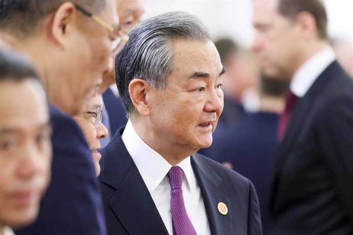 Archivo - RÚSSIA, MOSCOU - 8 de maio de 2025: O ministro das Relações Exteriores da China, Wang Yi (C), é visto durante uma reunião entre o presidente da Rússia, Vladimir Putin, e o presidente da China, Xi Jinping (ambos não retratados), no Kremlin de Mos