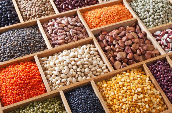 Archivo - Peas, beans and lentils in the wooden box