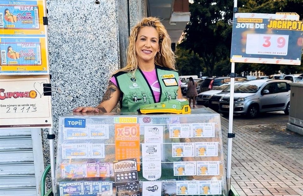 Estoy Más Contenta Que Nunca, Dice La Vendedora Laura Viñolo Que Ha Llevado La Suerte Al Barrio De La Luz De La Capital Malagueña.