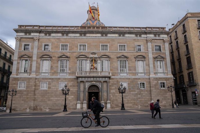 Archivo - Varias personas pasan por delante del Palau de la Generalitat, a 22 de febrero de 2024, en Barcelona, Catalunya (España). El Palau de la Generalitat es la sede de la Presidencia y del Gobierno de Cataluña.