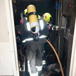 La dotación del Consorcio Provincial de Bomberos (CPB) de Vélez-Málaga interviene tras una deflagración e incendio en una vivienda en la calle Los Geranios de la ciudad axárquica en la que se registran dos heridos y daños en el inmueble.