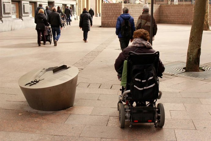 Emakume bat gurpil-aulkian Gasteizen