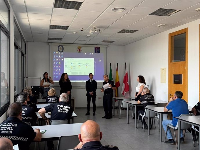 El director general de Justicia Juvenil y Cooperación, Esteban Rondón, en su visita a la Escuela de Policía Local de Almería (Espal).