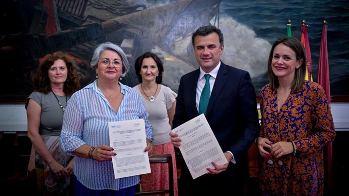 El alcalde de Cádiz, Bruno García,junto a  la teniente de alcalde de Desarrollo Económico del Ayuntamiento, Beatriz Gandullo, y la presidenta de la Asociación de Mujeres Empresarias y Profesionales de la Provincia de Cádiz (AMEP), Gemma García.