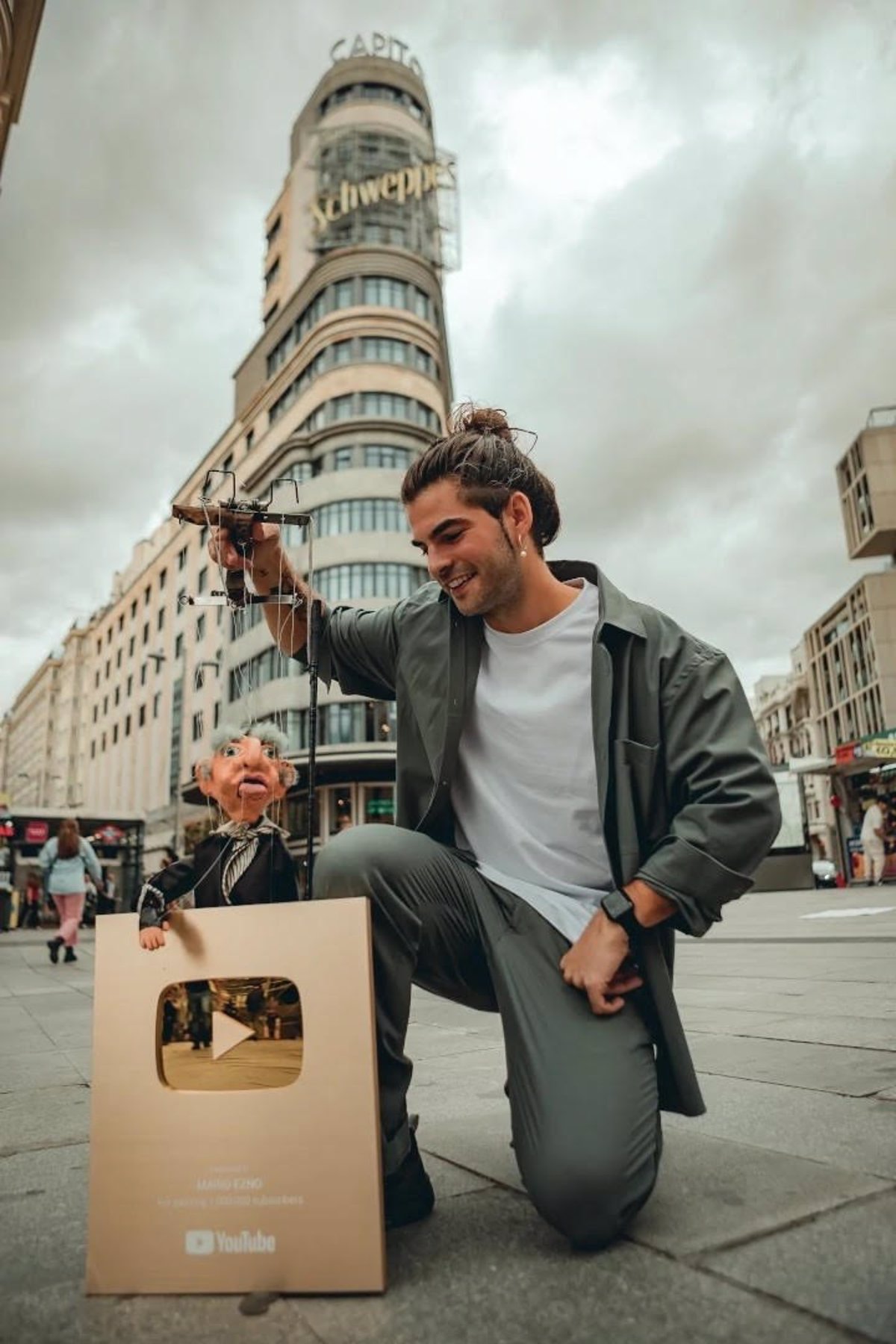 Mario Ezno alegra al mundo prestando su alma de comediante a Manolo Bolaños a través de los hilos que mecen su marioneta