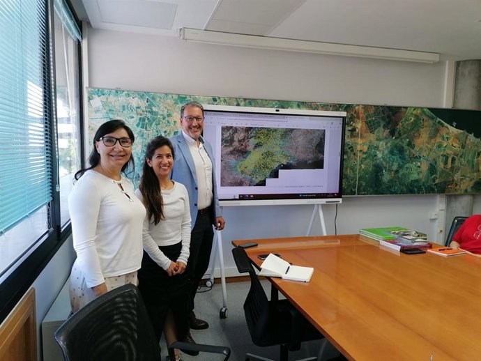El director general de Ordenación del Territorio y Arquitectura, Javier Rollán, junto a las dos investigadoras de la Benemérita Universidad Autónoma de Puebla (México),