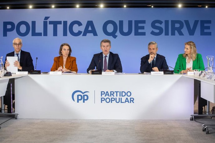Archivo - Arquivo - (L-R) O deputado do PP e presidente do Comitê Conjunto da UE, Francisco Conde; o secretário-geral do PP, Cuca Gamarra; o presidente do Partido Popular, Alberto Núñez Feijóo, o deputado do PP Juan Bravo e a senadora do PP Paloma