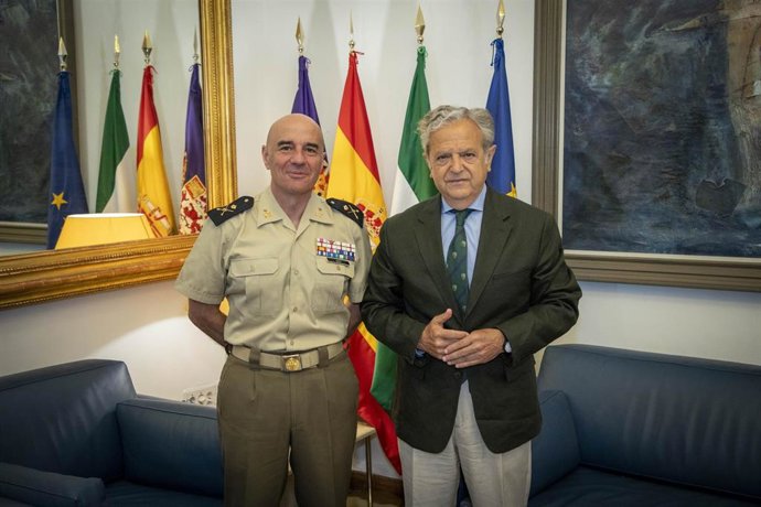 Reunión entre el presidente de la Diputación, Salvador Fuentes, y el general jefe de la brigada.