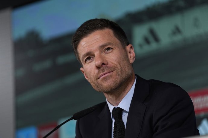 Xabi Alonso participa da coletiva de imprensa durante sua apresentação como novo técnico do Real Madrid na Ciudad Deportiva Real Madrid em 26 de maio de 2025, em Valdebebas, Madri, Espanha.