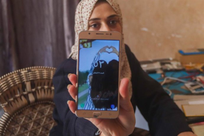 Archivo - 12 de julho de 2023, Gaza, Palestina: (INT) A jovem palestina Walaa Abu Hammad conserta telefones celulares em sua casa em Gaza. 20 de setembro de 2023, Gaza, Palestina: A jovem palestina Walaa Abu Hammad conserta telefones celulares em sua casa