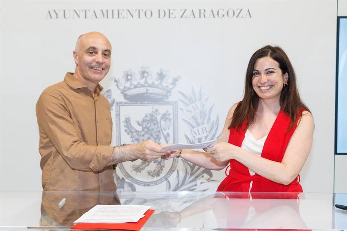 La consejera de Medio Ambiente y Movilidad, Tatiana Gaudes, y Sergio Artal Céster, en representación de la Cooperativa de Auto-Taxi de Zaragoza, en la firma de renovación del convenio.