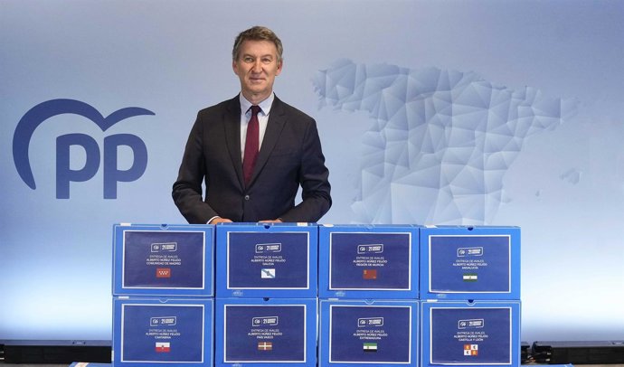 El líder del PP, Alberto Núñez Feijóo, presenta sus avales para presidir el congreso del PP.