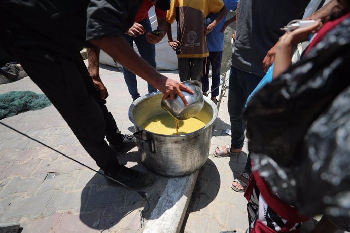 Repartiment d'aliments a la ciutat de Gaza, al territori palestí de la Franja de Gaza