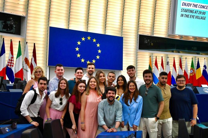 Una delegación participa en el Parlamento Europeo junto a la eurodiputada Maravillas Abadía y el presidente de Nuevas Generaciones de la Región, Antonio Landáburu, y aborda sus preocupaciones en vivienda, empleo y políticas juveniles