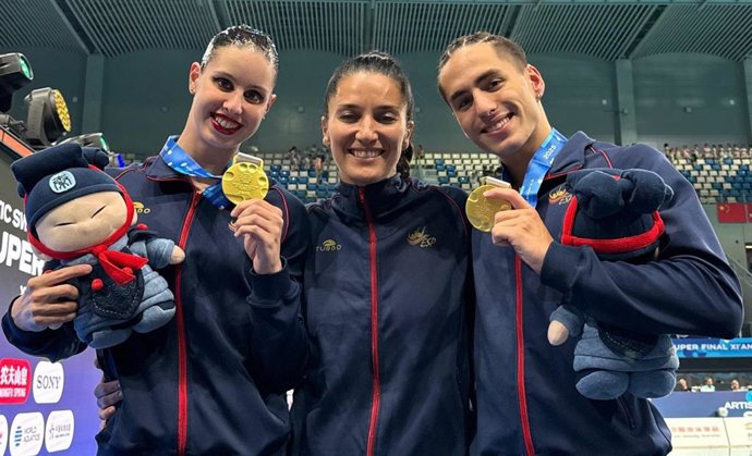 Os nadadores espanhóis Iris Tió e Dennis González comemoram a medalha de ouro do dueto medley na Superfinal da Copa do Mundo com Andrea Fuentes.