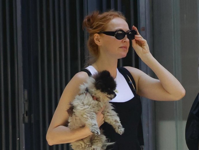 Cristina Castaño sale a pasear con su pareja y su mascota en Madrid (España)