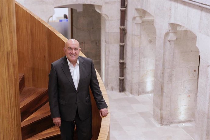 El alcalde de Valladolid, Jesús Julio Carnero, en el remodelado espacio de dependencias municipales creado junto al Registro.