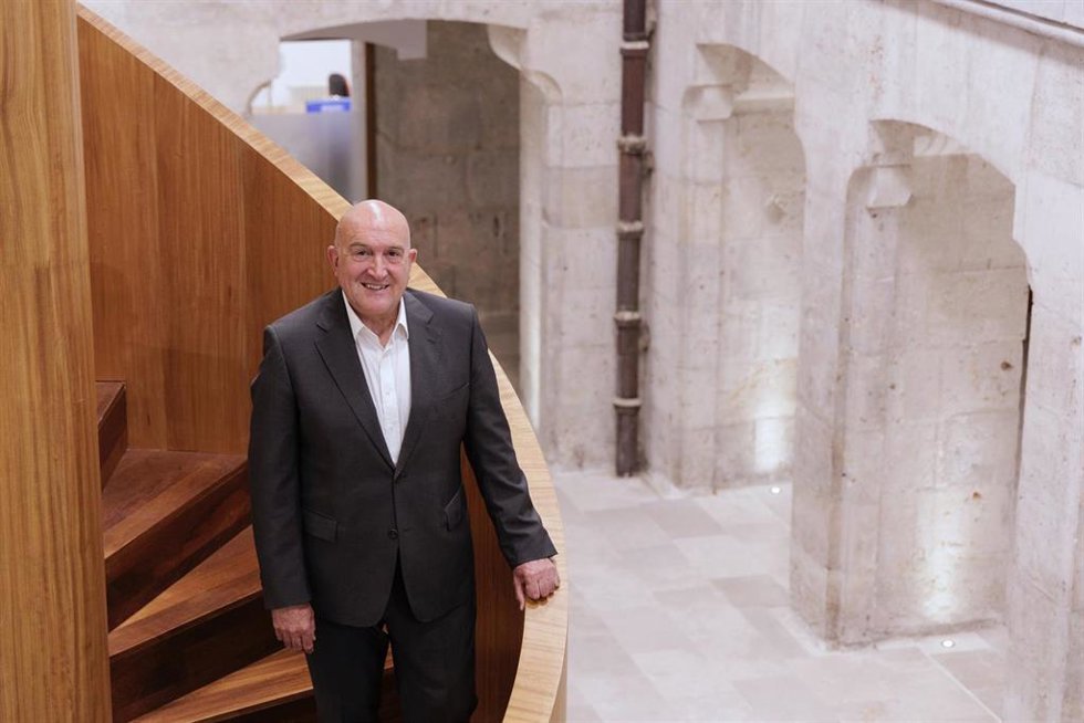 El alcalde de Valladolid, Jesús Julio Carnero, en el remodelado espacio de dependencias municipales creado junto al Registro.