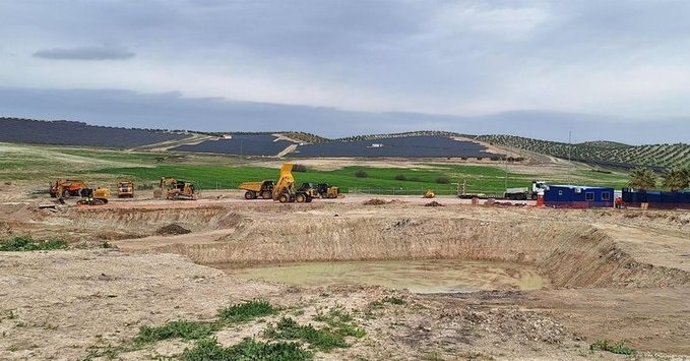 Maquinaria en los terrenos donde se construye el campus principal del Cetedex.