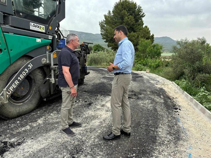 El Director General Del Agua, José Sandoval, Y El Alcalde Del Moratalla, Juan Soria, En La Visita A Las Actuaciones De Renovación Del Camino Rural.