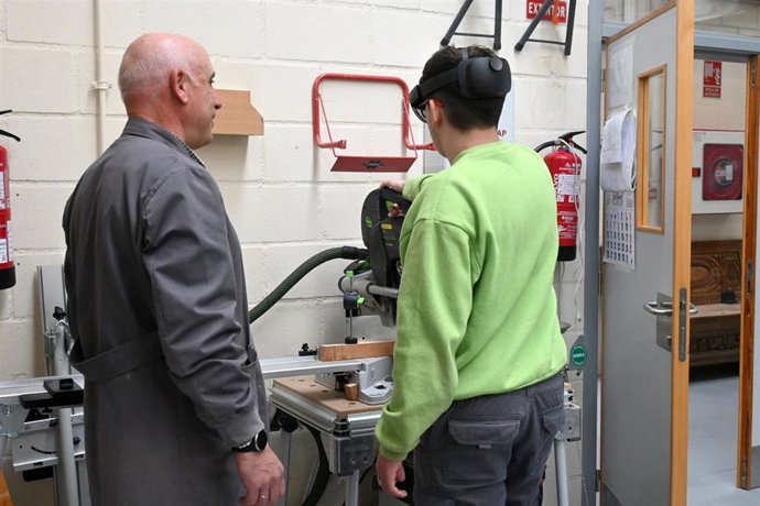 Archivo - Un profesor y un alumno en un ciclo de FP en Castilla y León.