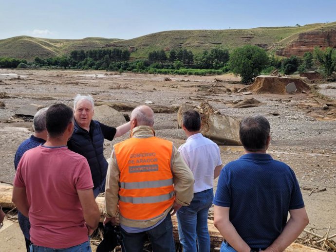 Octavio López en Azuara, donde la crecida del río Cámaras se ha llevado un puente de 120 metros de largo.