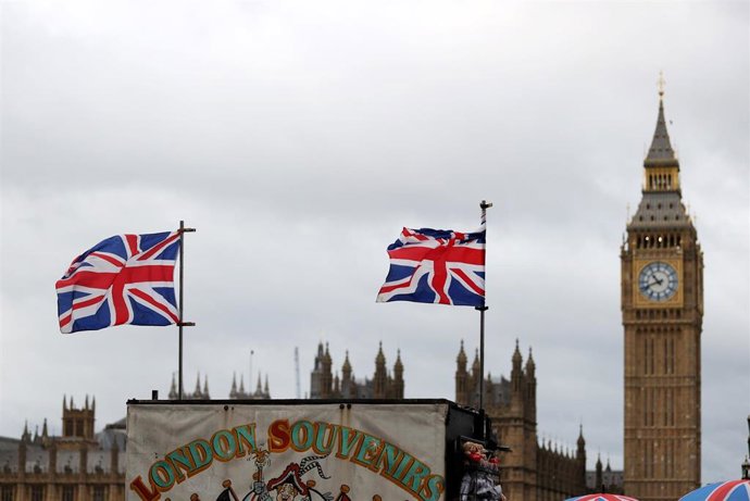 Archivo - La bandera británica junto al Big Ben (archivo)