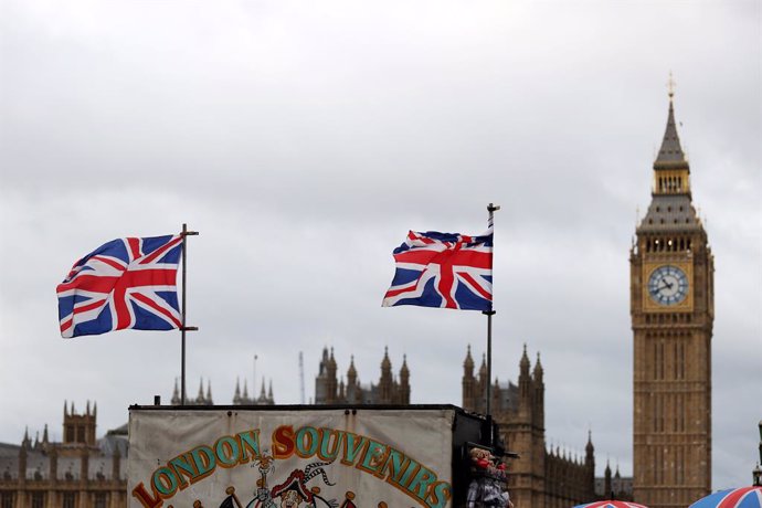 Archivo - LONDON, Dec. 22, 2023  -- Union Jack flags fly in wind near the Big Ben in London, Britain, Dec. 21, 2023, as Storm Pia brings high winds to many parts of the UK and causes transport disruption across the country.