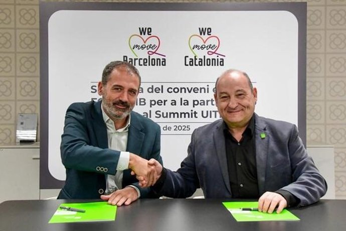 Archivo - El consejero delegado de TMB, Xavier Flores García, y el presidente de FGC, Carles Ruiz Novella, en un acto reciente