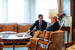 El lehendakari, Imanol Pradales, y el exlehendakari, Carlos Garaikoetxea.