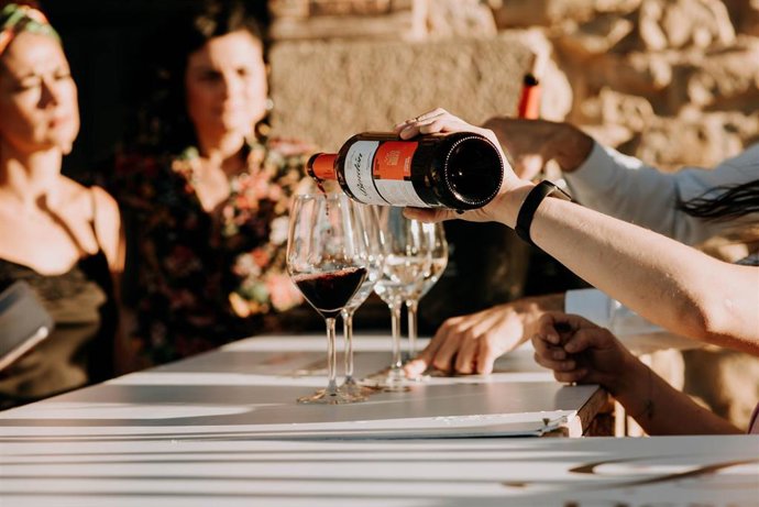 Archivo - Bodegas Franco-Españolas inaugura el verano con un taller de coctelería con vino y una carta de spritzes en su terraza junto al Ebro