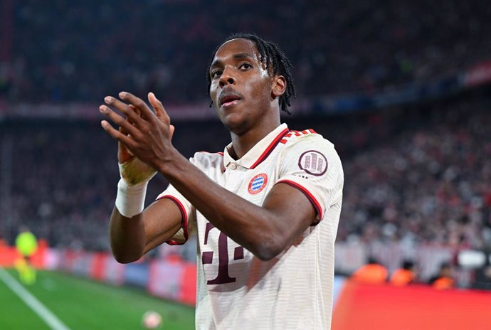 Archivo - FILED - 29 January 2025, Bavaria, Munich: Munich's Mathys Tel applauds during his substitution at the UEFA Champions League soccer match between Bayern Munich and Slovan Bratislava at the Allianz Arena. Vincent Kompany insists Mathys Tel's deadl