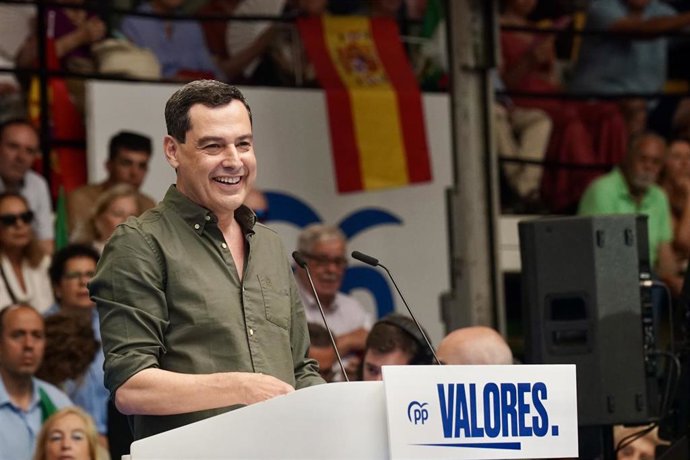 El presidente del PP andaluz y de la Junta, Juanma Moreno, durante su intervención este domingo en un acto de partido en defensa de "la democracia", a 15 de junio de 2025 en Málaga.
