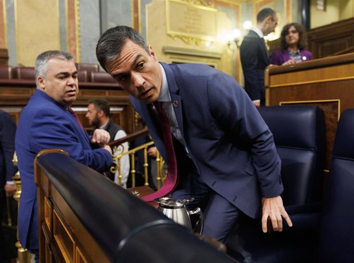 Archivo - Arquivo - O secretário de organização do PSOE, Santos Cerdán (à esquerda), e o primeiro-ministro Pedro Sánchez (à direita) na chegada a uma sessão plenária no Congresso dos Deputados, em 19 de abril de 2023, em Madri (Espanha). Durante a sessão 