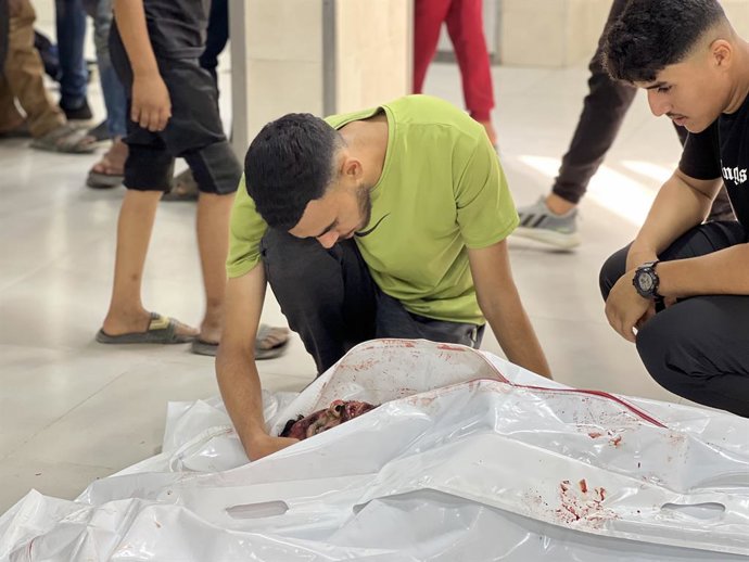 11 de junho de 2025, Nusairat, Faixa de Gaza, Território Palestino: Palestinos feridos em ataques israelenses ao campo de Nuseirat são levados ao Hospital Awda, no centro da Faixa de Gaza, em 11 de junho de 2025