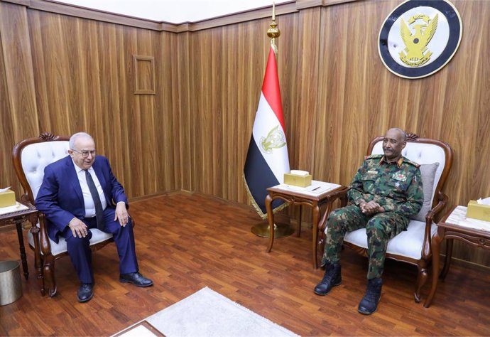 Archivo - PORT SUDAN, Dec. 23, 2024  -- Abdel Fattah Al-Burhan (R), chairman of Sudan's Transitional Sovereign Council and general commander of the Sudanese Armed Forces (SAF), meets with UN Secretary-General's Envoy to Sudan Ramtane Lamamra in Port Sudan