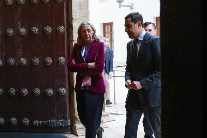 Archivo - La consejera de Salud, Rocío Hernández, y el presidente de la Junta de Andalucía, Juanma Moreno, en una imagen de archivo en el Parlamento.