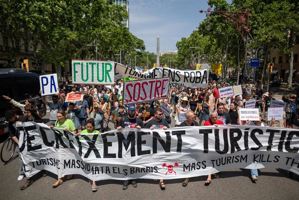 Decenas de personas durante una manifestación contra la masificación turística, a 15 de junio de 2025, en Barcelona, Catalunya (España)