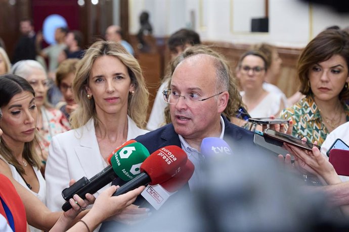 O porta-voz do PP no Congresso, Miguel Tellado (c), faz uma declaração, juntamente com a deputada do PP Cayetana Álvarez de Toledo (l), durante o Dia Aberto no Congresso dos Deputados, em 13 de junho de 2025, em Madri (Espanha). O C