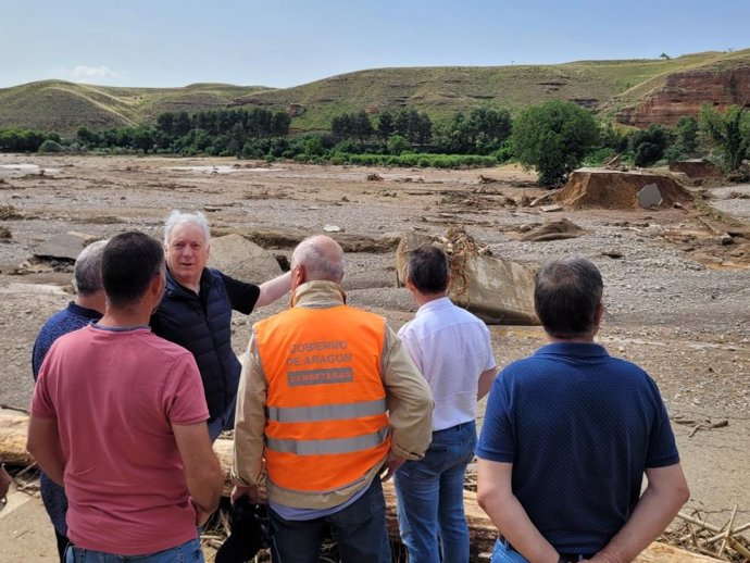 El consejero Octavio López en Azuara (Zaragoza),  donde la crecida del río Cámaras se ha llevado por delante un puente de 120 metros de largo.