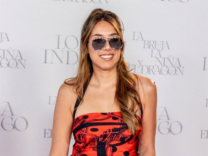 La cantante Marina Carmona durante el photocall previo al concierto de la cantante Lola Indigo, en el Estadio Riyadh Air Metropolitano, a 14 de junio de 2025, en Madrid (España).