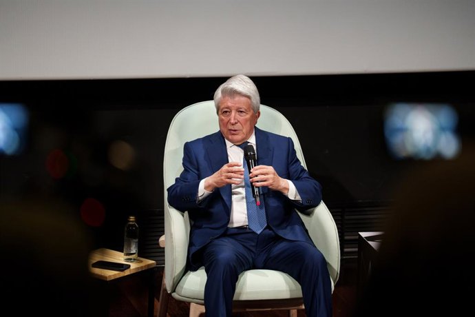 O presidente e produtor do Atlético de Madrid, Enrique Cerezo, durante entrevista coletiva, em 20 de maio de 2025, em Madri (Espanha). A Academia de Cinema concedeu a Medalha de Ouro a Enrique Cerezo por ter contribuído com sua carreira profissional para 