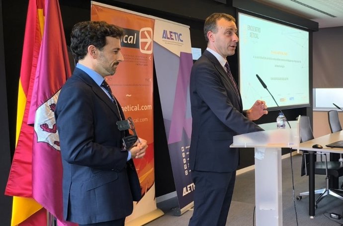 Archivo - El vicerrector de Infraestructuras, Sostenibilidad y Transformación Digital de la ULE, Ramón Ángel Fernández, y el vicerrector de Internacionalización y Compromiso Global, José Alberto Benítez Andrades, recogen el premio de Aetical.