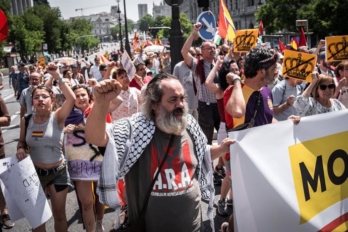 Várias pessoas durante a II Marcha Republicana, em 15 de junho de 2025, em Madri (Espanha). A manifestação, convocada sob o slogan "Até que eles saiam", busca mobilizar os cidadãos contra a monarquia. Esta edição do protesto é marcada por e