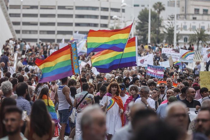 Archivo - Cientos de personas durante la manifestación del Orgullo 2024 en Valencia, en el Paseo de la Alameda, a 28 de junio de 2024, en Valencia