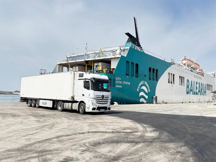 El buque Dénia Ciutat Creativa ha abierto esta edición en el puerto granadino.