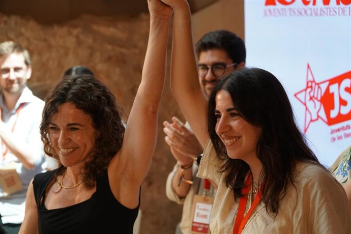 La vicesecretaria general del PSIB-PSOE, Rosario Sánchez, levanta el brazo de la nueva secretaria general de las Juventudes Socialistas de Baleares, Ana Muela, en la clausura del 18 Congreso de las JSIB