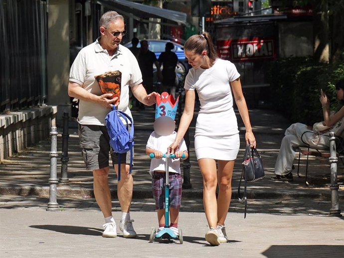 Gala Arias con su hijo Marco el día que cumple 3 años, a 29 de mayo de 2025, en Madrid (España)